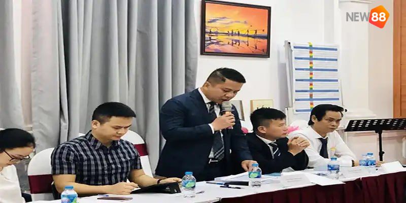 Đặng Việt Bách trình bày ý tưởng của mình trước các cổ đông